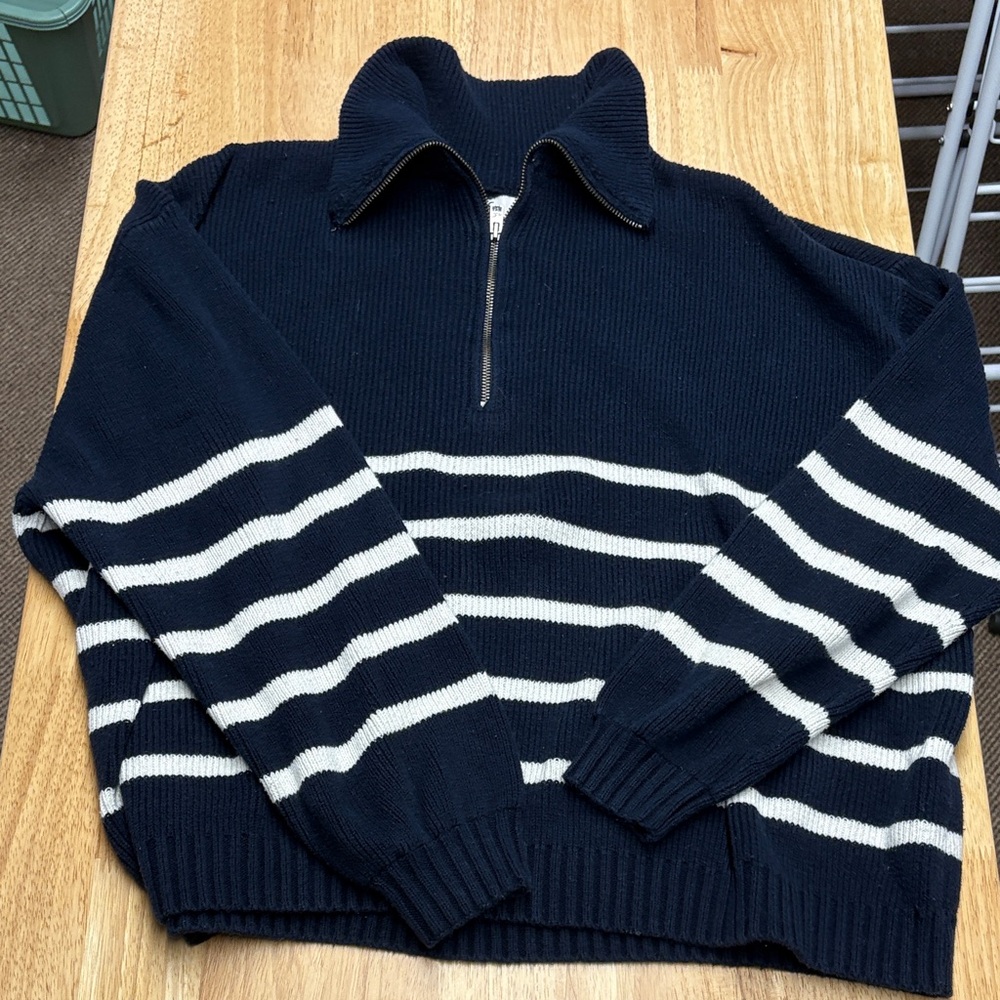 Hollister Women's Navy and White Zip-Up Sweater